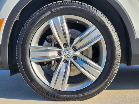 Used 2018 Volkswagen Tiguan SEL Premium image 11