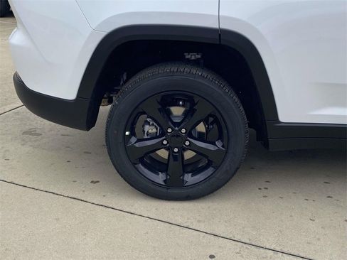 New 2025 Jeep Grand Cherokee Altitude image 8