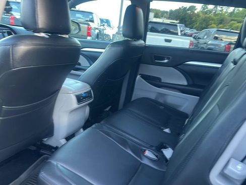 Used 2018 Toyota Highlander XLE AWD/4WD image 8