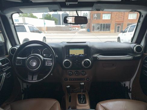 Used 2015 Jeep Wrangler Unlimited Sahara w/ Connectivity Group AWD/4WD image 18