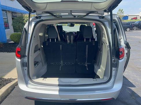 Used 2024 Chrysler Pacifica Touring-L FWD image 20
