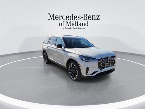 Used 2025 Lincoln Aviator Reserve w/ Equipment Group 201A image 2