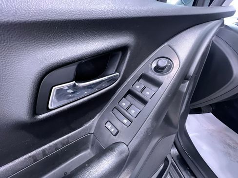 Used 2021 Chevrolet Trax LT FWD image 12