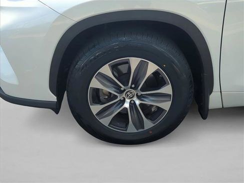 Used 2022 Toyota Highlander XLE AWD/4WD image 30