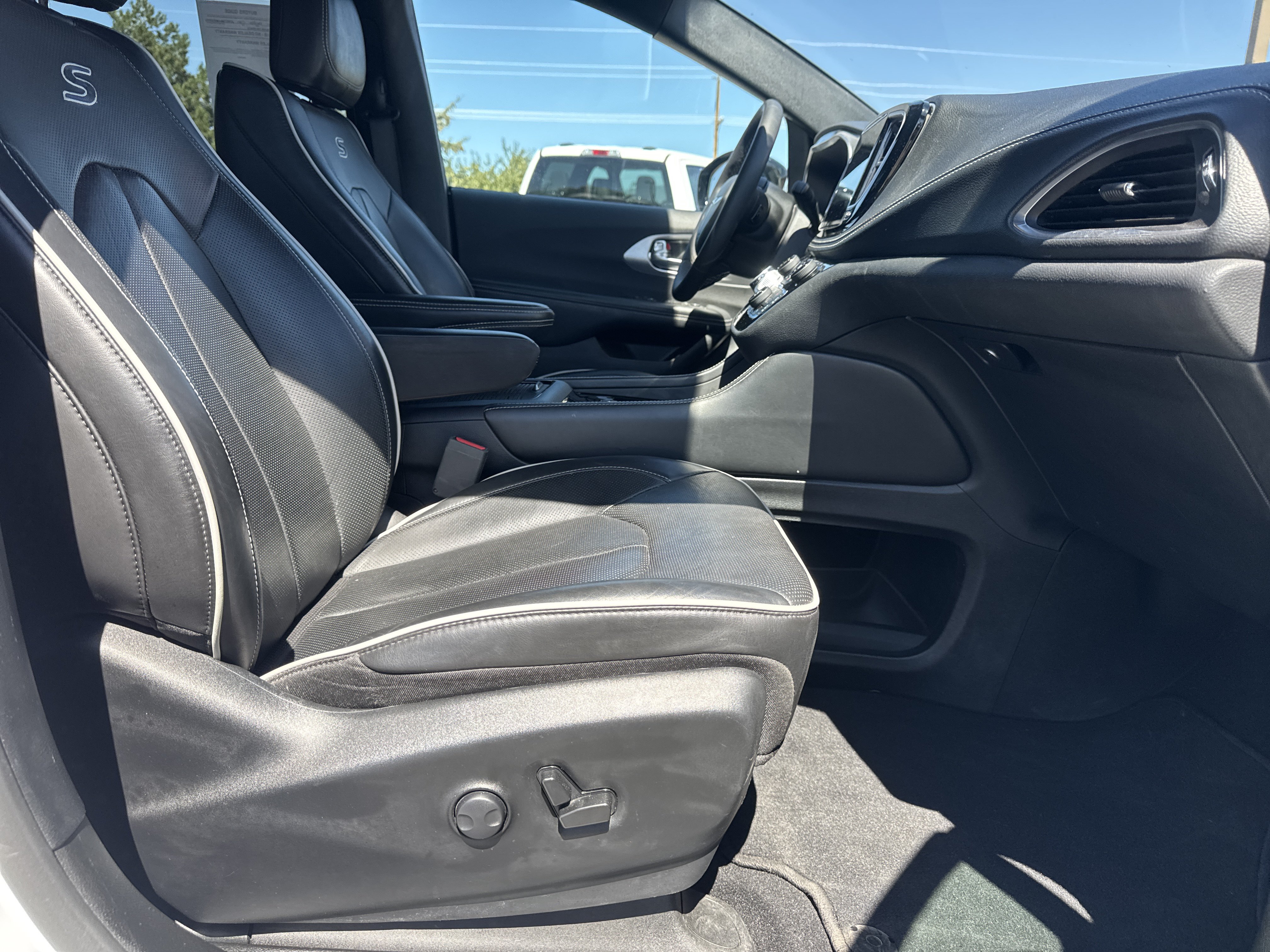 Used 2025 Chrysler Pacifica Limited FWD image 31