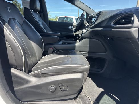 Used 2025 Chrysler Pacifica Limited FWD image 31