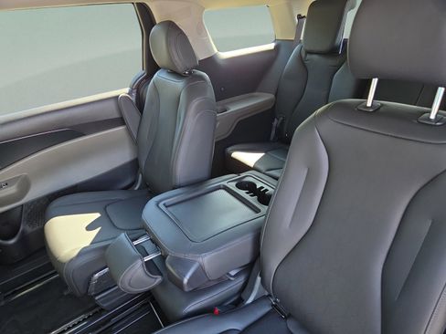 New 2026 Kia Carnival FWD image 24