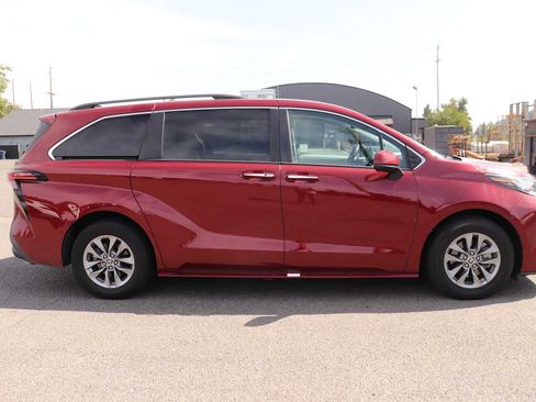 Used 2022 Toyota Sienna XLE w/ XLE Plus Package AWD/4WD image 4