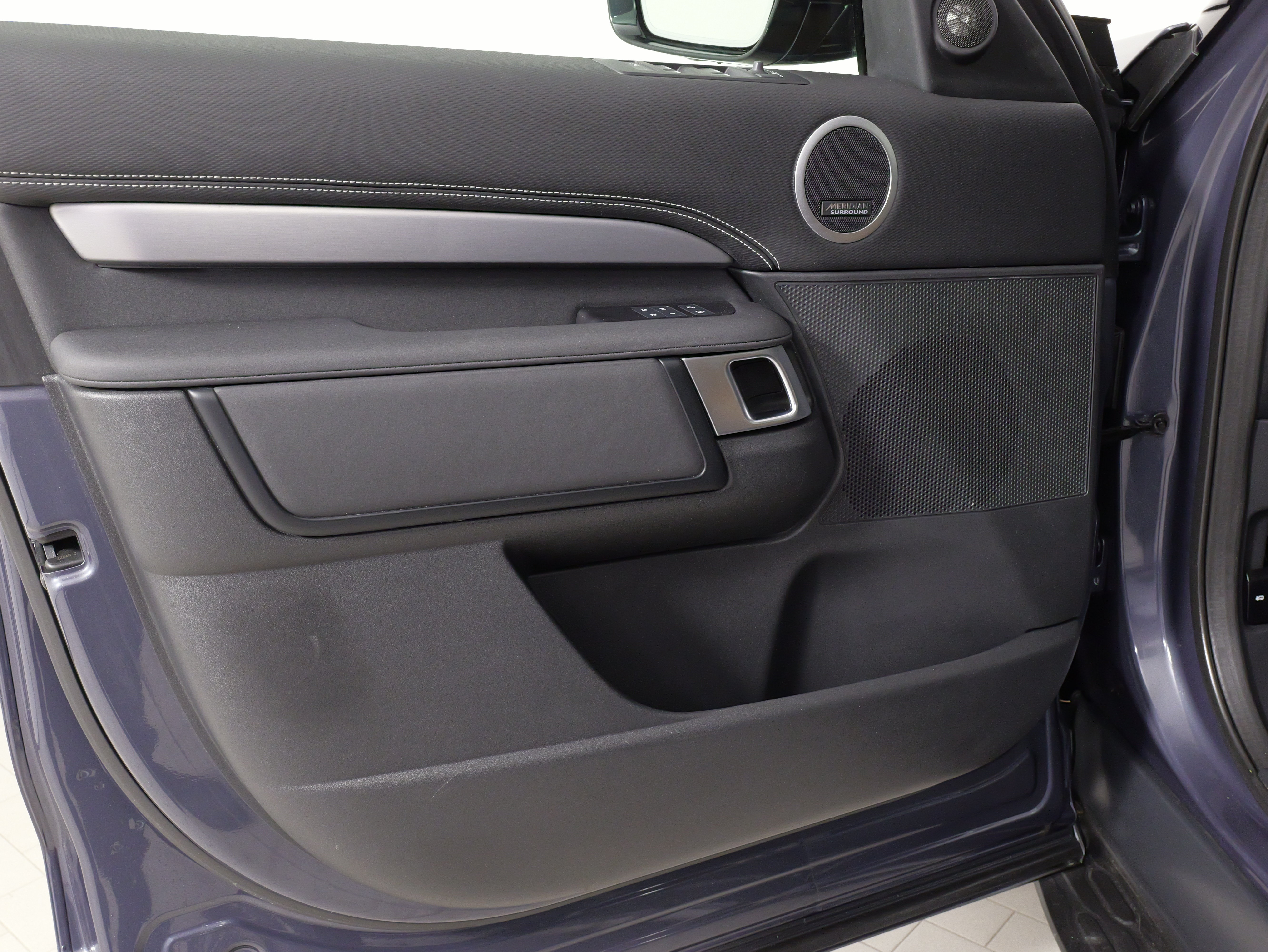 Used 2024 Land Rover Discovery Dynamic SE AWD/4WD image 18