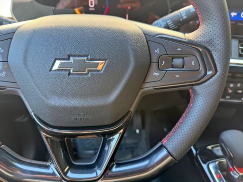 Used 2025 Chevrolet Trax RS FWD image 20