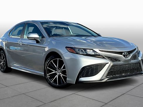 Used 2023 Toyota Camry SE image 2