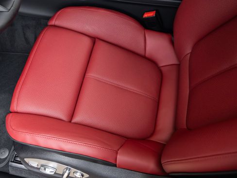 Certified 2025 Porsche Macan AWD/4WD image 25