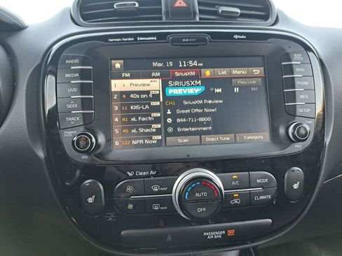 Used 2017 Kia Soul + image 10