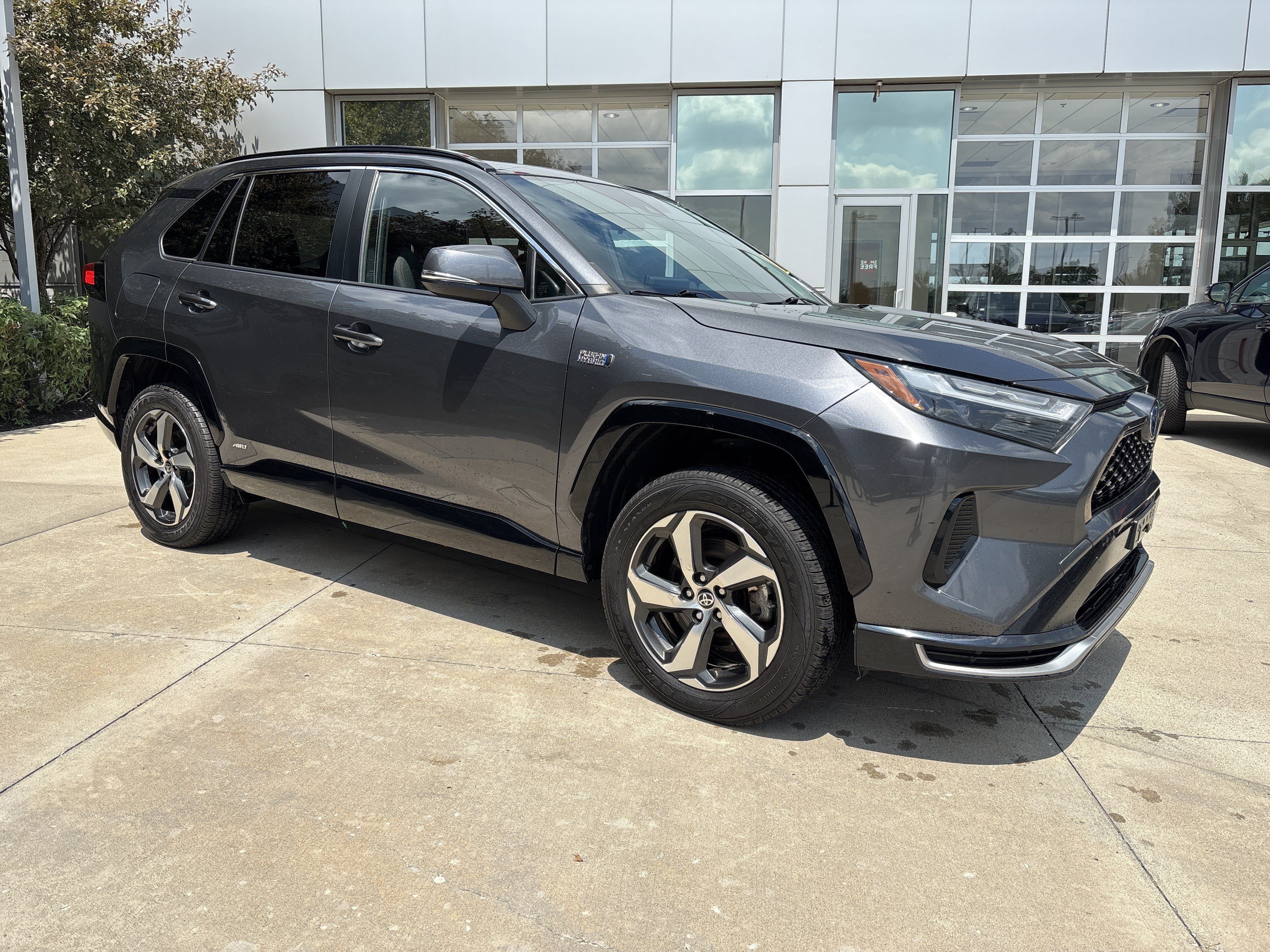 Used 2022 Toyota RAV4 SE w/ Weather & Moonroof Package AWD/4WD image 2
