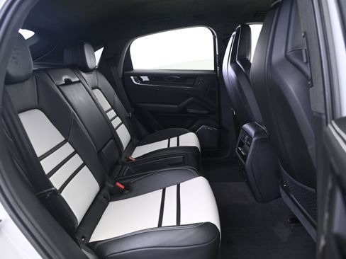 Certified 2025 Porsche Cayenne Turbo GT AWD/4WD image 18