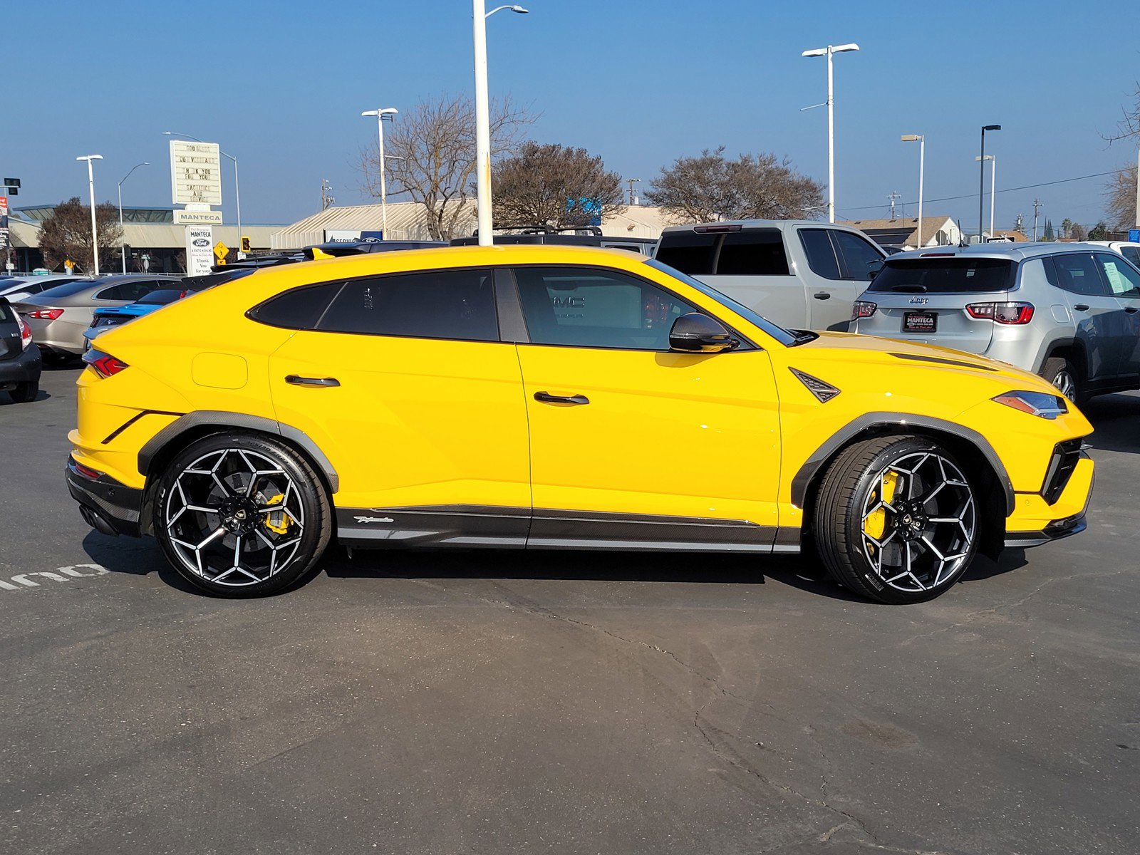 Used 2024 Lamborghini Urus Performante AWD/4WD image 3