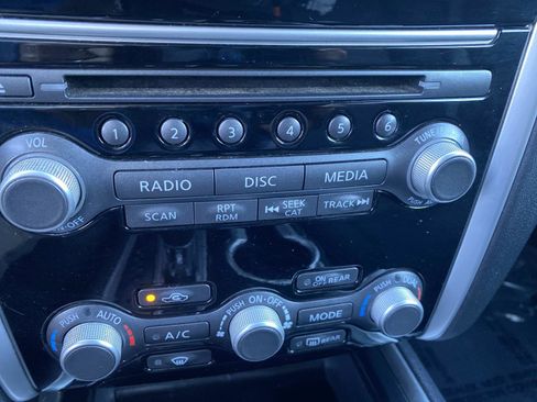 Used 2018 Nissan Pathfinder SV image 13