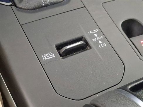 Used 2023 Toyota Highlander L image 25