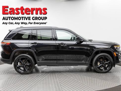 Used 2023 Jeep Grand Cherokee Limited w/ Black Appearance Package AWD/4WD image 4