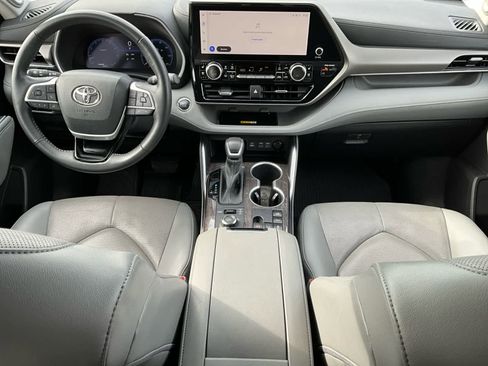 Used 2023 Toyota Highlander Limited image 15