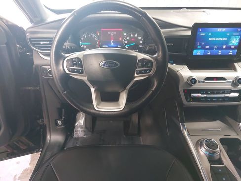 Used 2022 Ford Explorer XLT w/ Equipment Group 202A AWD/4WD image 17
