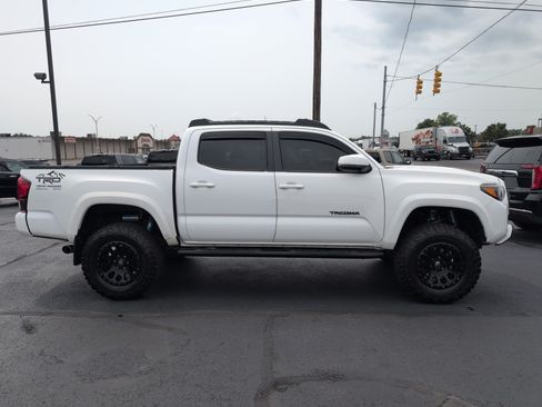 Used 2018 Toyota Tacoma TRD Sport AWD/4WD image 2