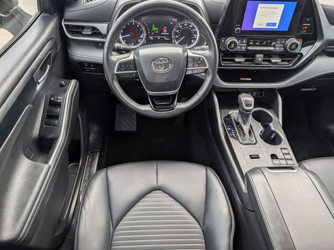 Used 2023 Toyota Highlander XSE FWD image 12