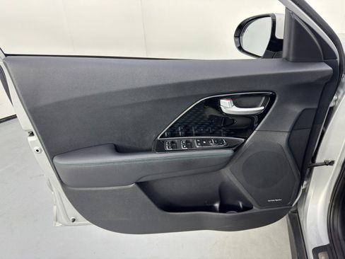 Used 2021 Kia Niro EX Premium w/ Cold Weather Package image 37