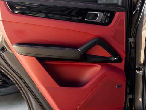 Certified 2022 Porsche Cayenne image 35