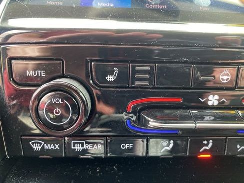 Used 2023 Jeep Grand Cherokee Limited w/ Black Appearance Package image 28