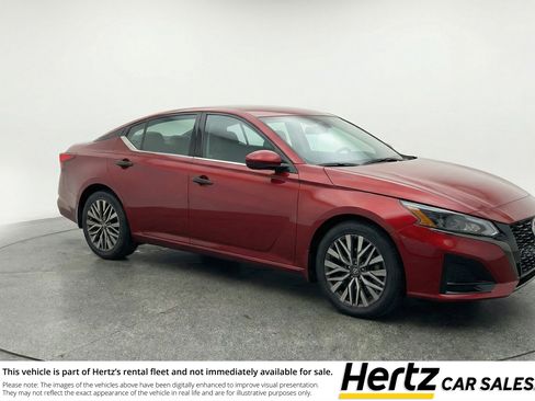 Used 2025 Nissan Altima 2.5 SV image 1