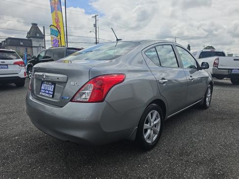 Used 2012 Nissan Versa SV FWD image 4