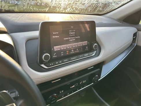 Used 2024 Nissan Rogue SV AWD/4WD image 8