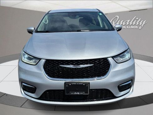 Used 2023 Chrysler Pacifica Touring-L FWD image 11