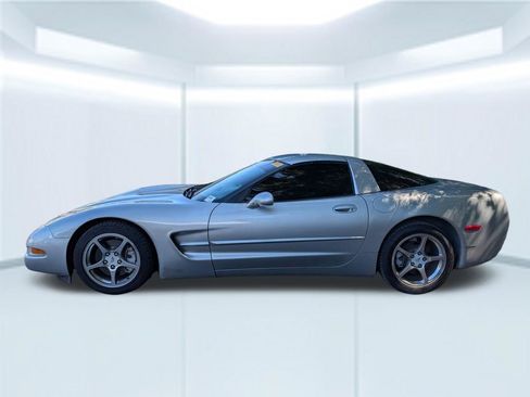 Used 2004 Chevrolet Corvette Coupe RWD image 2