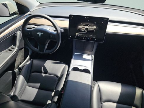 Used 2022 Tesla Model Y Long Range AWD/4WD image 27