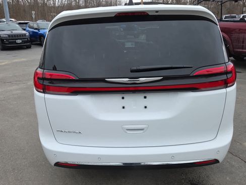 Used 2025 Chrysler Pacifica Select image 9