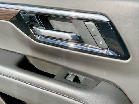 Used 2025 Chevrolet Suburban Z71 AWD/4WD image 50