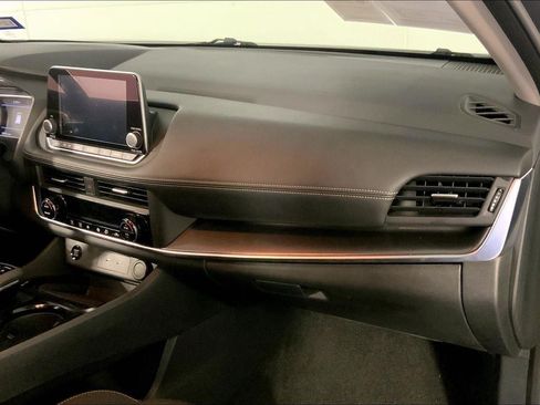 Used 2025 Nissan Rogue SV AWD/4WD image 16
