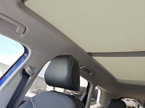 Used 2023 Volkswagen Taos SE w/ Panoramic Sunroof Package FWD image 11