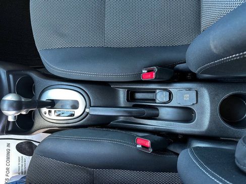 Used 2015 Nissan Versa SV FWD image 16