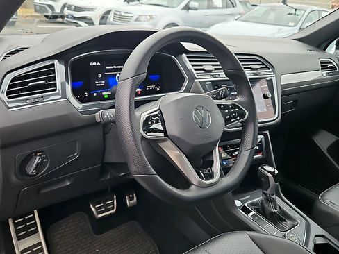 Certified 2022 Volkswagen Tiguan SE R-Line image 29