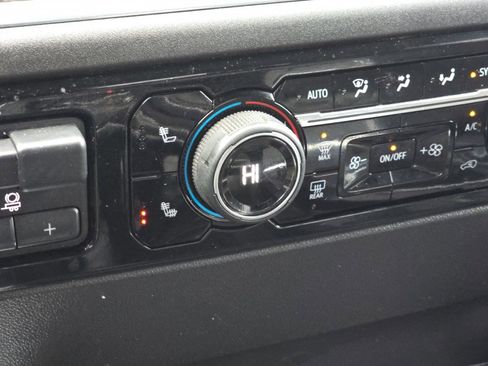 Used 2022 Chevrolet Silverado 1500 LT w/ Z71 Off-Road Package image 27