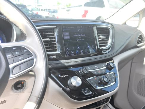 Used 2018 Chrysler Pacifica Limited FWD image 39
