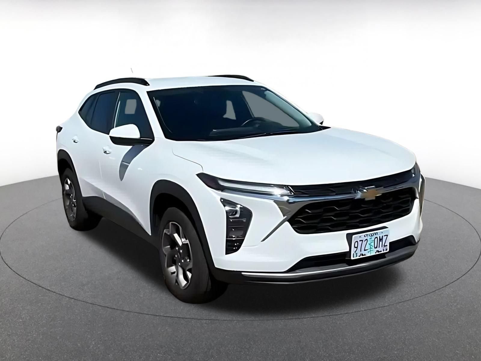 Used 2025 Chevrolet Trax LT w/ LT Convenience Package FWD image 3