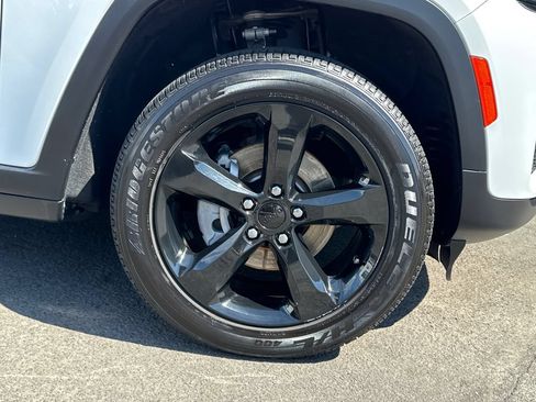 Certified 2024 Jeep Grand Cherokee Altitude AWD/4WD image 7