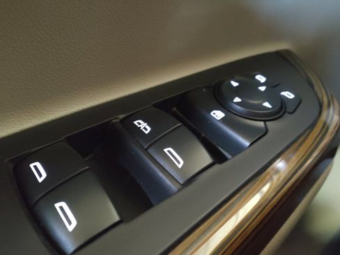 Used 2022 GMC Acadia SLE w/ Driver Convenience Package FWD image 27