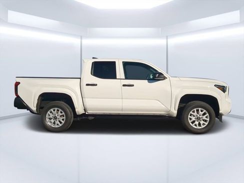 Used 2025 Toyota Tacoma SR image 2