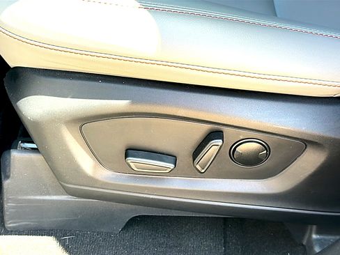 Used 2025 Ford Explorer Active w/ Active Comfort Package RWD image 8