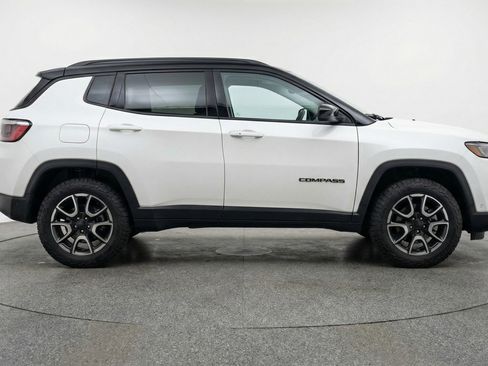 Used 2025 Jeep Compass Trailhawk AWD/4WD image 11